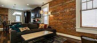 Drake House: City View (Private Hot Tub)