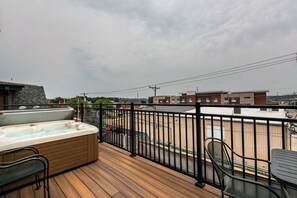 Outdoor spa tub - Drake House: City View (Private Hot Tub) (Dubuque)