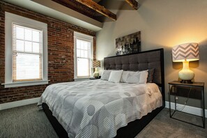 2 bedrooms, iron/ironing board, free WiFi, bed sheets - Drake House: City View (Private Hot Tub) (Dubuque)