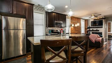 Køleskab, mikrobølgeovn, ovn, kogeplade