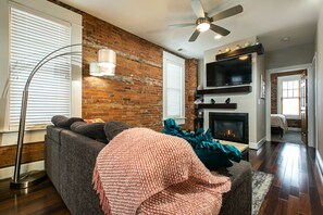 Smart TV, fireplace, DVD player - Drake House: City View (Private Hot Tub) (Dubuque)