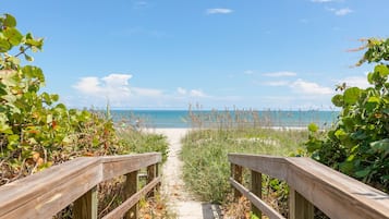 Sulla spiaggia, lettini da mare, teli da spiaggia