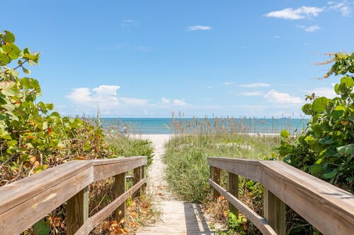 Schönes Cocoa Beach Home, eigener beheizter Pool, Schritte zum Strand  