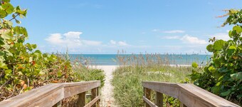 Belle maison de plage de cacao, propre piscine chauffée, à quelques pas de la plage  