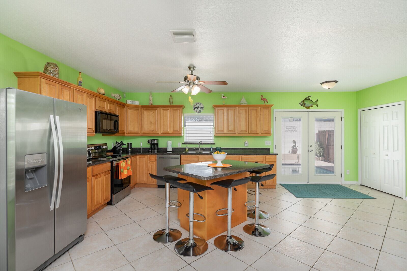 冷蔵庫、電子レンジ、オーブン、コンロ