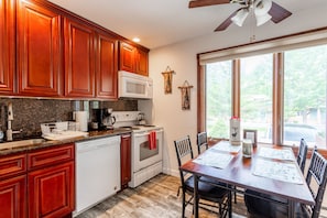 Fridge, microwave, oven, stovetop - Redwood Retreat in Windham - Pool! Tennis! (Windham)