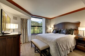 2 sovrum, skrivbord, strykjärn/strykbräda och resesäng