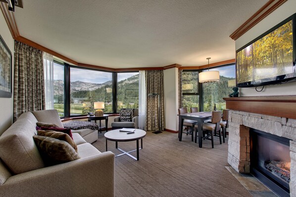 Tv, eldstad och en stereo