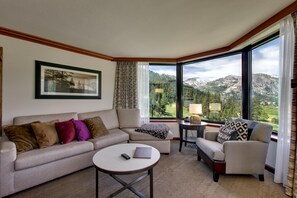 Smart TV, caminetto, impianto stereo