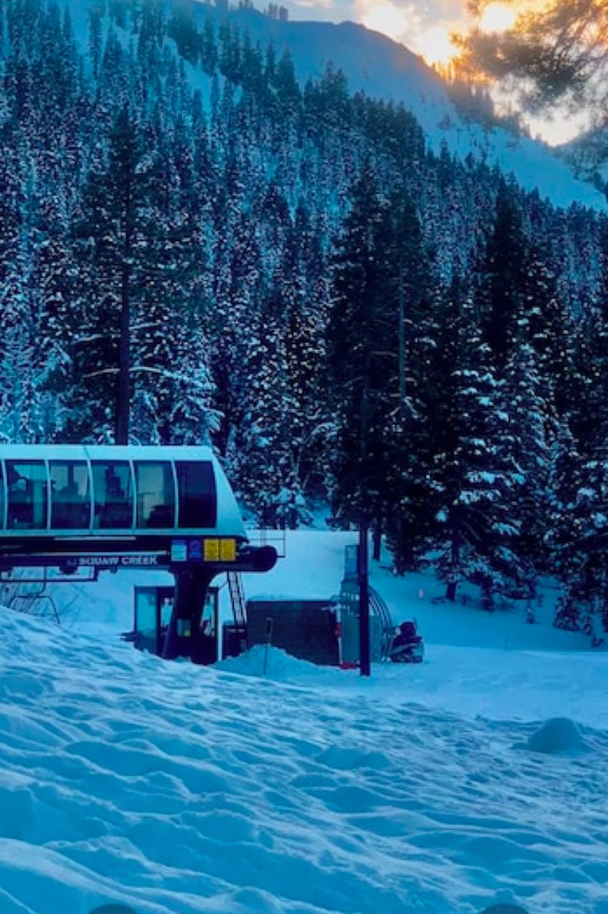 Un paysage enneigé avec une cabane portant l’inscription « Snowy Creek ».