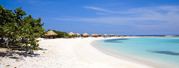 Vlak bij het strand, ligstoelen aan het strand, strandlakens