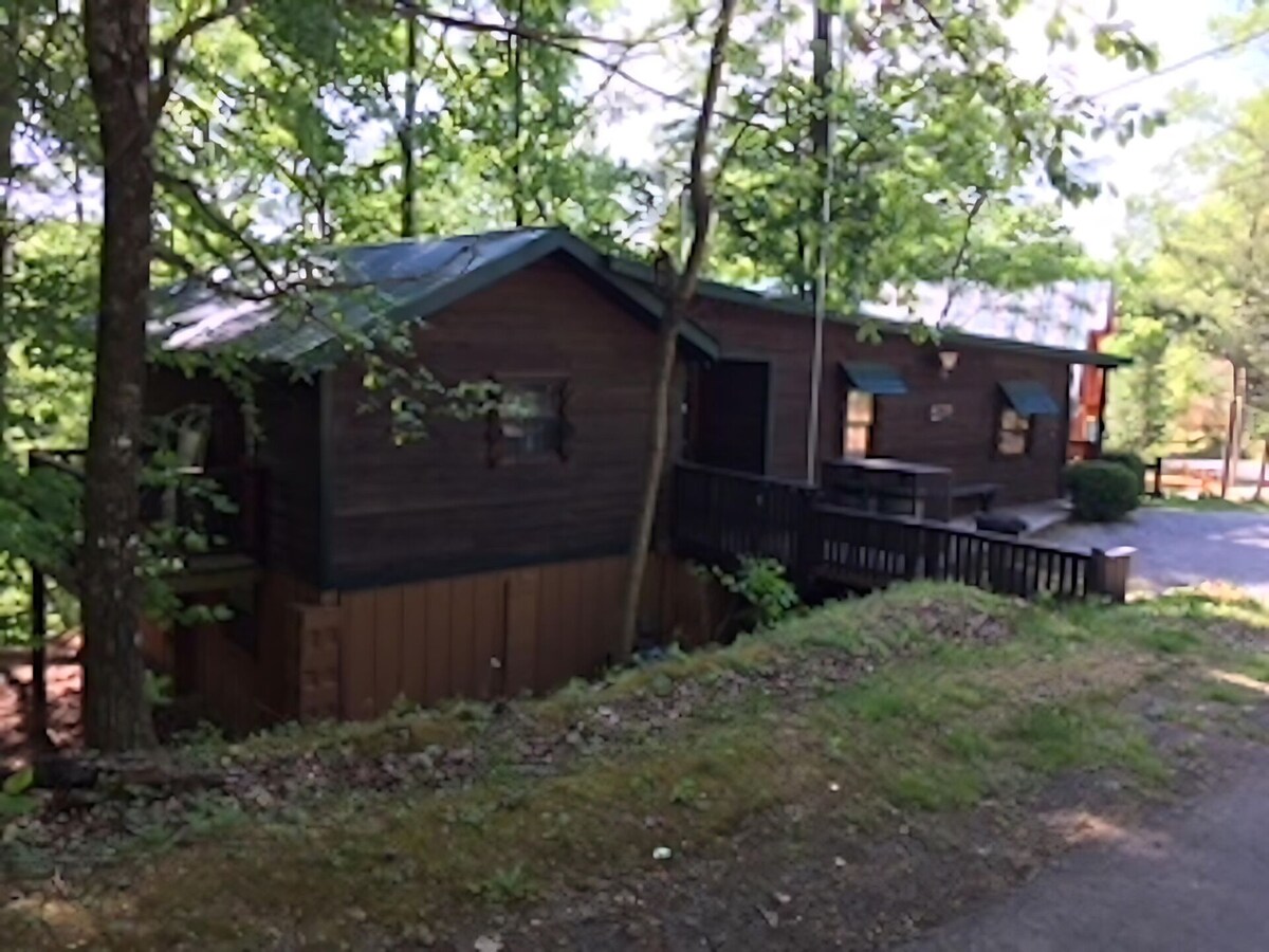 BEAR-A-BOUT Cabin - 3 bedrooms, 3 baths with Hot Tub!