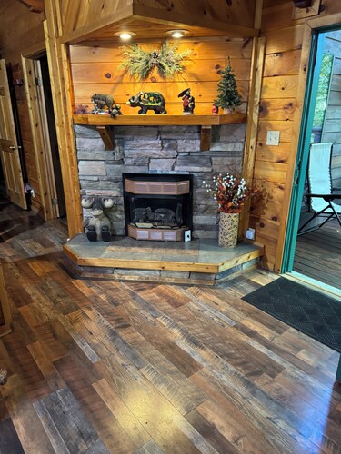 BEAR-A-BOUT Cabin - 3 bedrooms, 3 baths with Hot Tub!