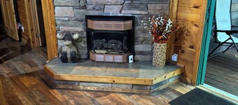 BEAR-A-BOUT Cabin - 3 bedrooms, 3 baths with Hot Tub!