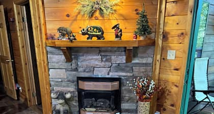 BEAR-A-BOUT Cabin - 3 bedrooms, 3 baths with Hot Tub!