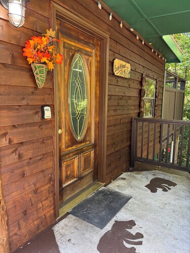 BEAR-A-BOUT Cabin - 3 bedrooms, 3 baths with Hot Tub!