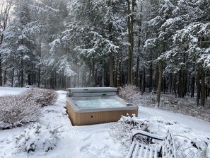 Outdoor spa tub - Fabulous Renovated Log Cabin: the perfect getaway with  new  pickleball court! (Monterey)
