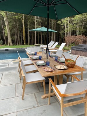 Outdoor dining - Fabulous Renovated Log Cabin: the perfect getaway with new pickleball court! (Monterey)