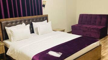 Kahden hengen deluxe-huone, 1 suuri parisänky | Työpöytä, pimennysverhot, äänieristys, ilmainen Wi-Fi