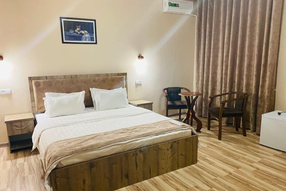 Deluxe Double Room, 1 King Bed | Desk, blackout drapes, soundproofing, free WiFi