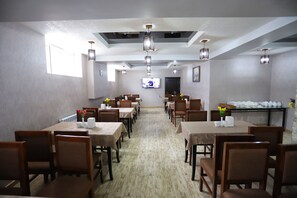Se ofrece un desayuno continental (4 USD por persona)