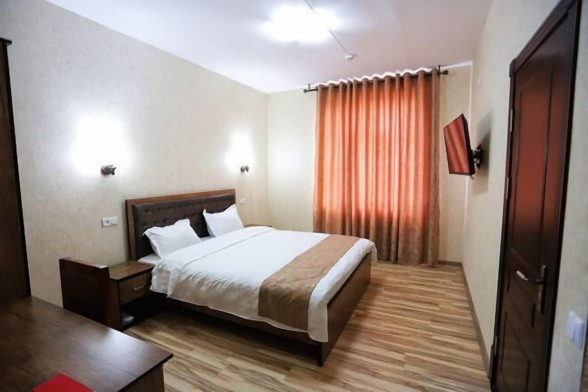 Desk, blackout curtains, soundproofing, free WiFi
