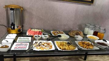 Päivittäinen mannermainen aamiainen (4 USD per henkilö)