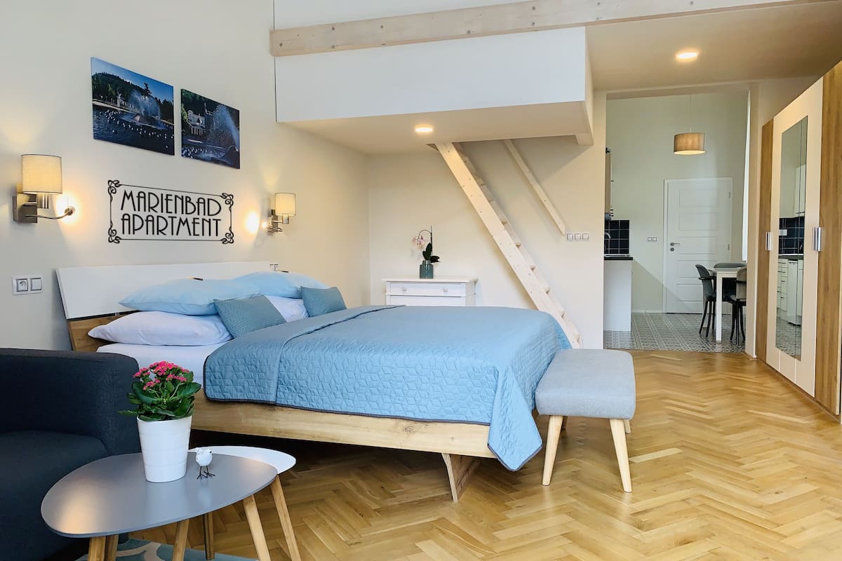 Appartamento City, non fumatori, vista città | 2 camere, una scrivania, tende oscuranti, ferro/asse da stiro