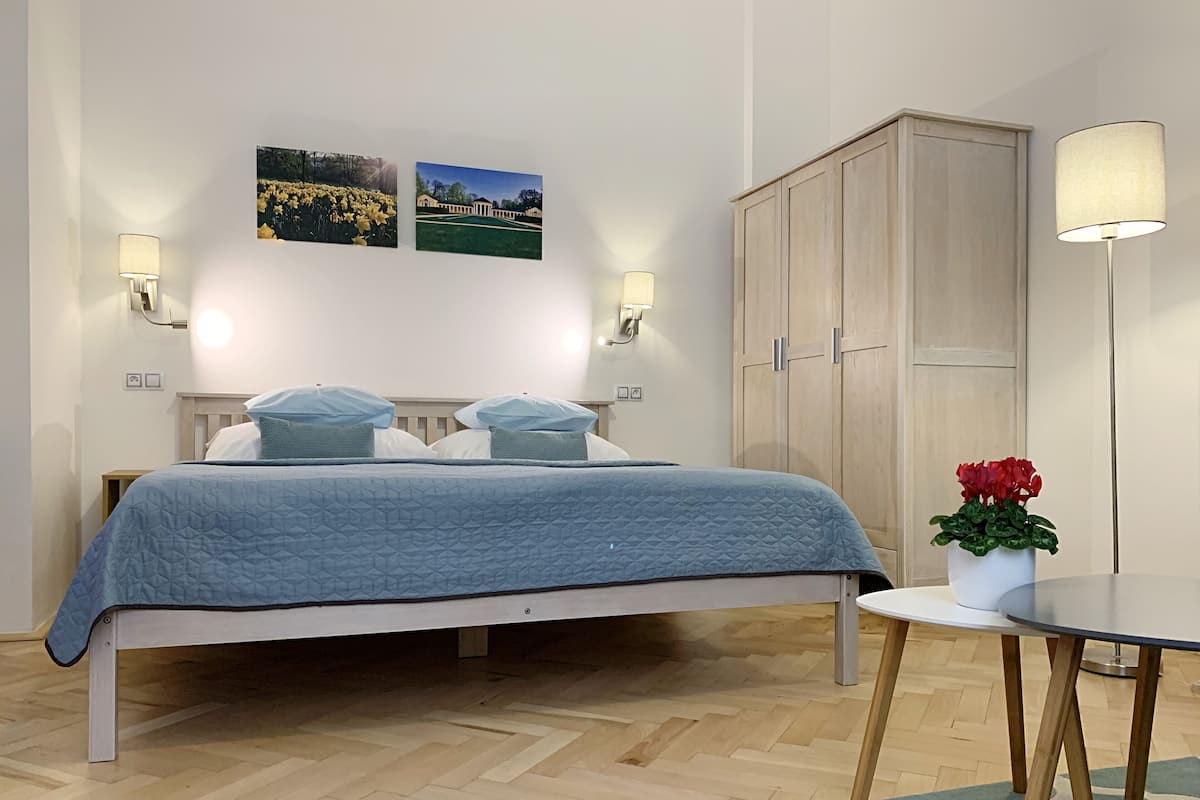 Appartamento City, non fumatori, vista cortile | 2 camere, una scrivania, tende oscuranti, ferro/asse da stiro
