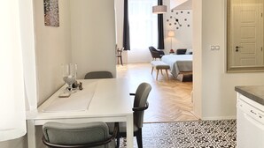 City-Apartment, Nichtraucher, Stadtblick | Essbereich im Zimmer