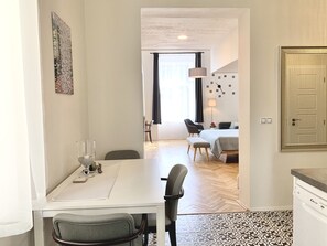 Appartement Ville, non-fumeurs, vue ville | Restauration dans la chambre