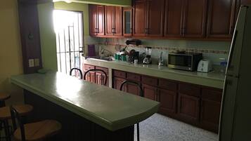 Full-sized fridge, microwave, oven, stovetop