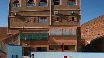 室外游泳池,提供泳池遮陽傘