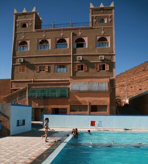 Outdoor pool, pool umbrellas - Auberge Restaurant Le Safran Taliouine (Taliouine)