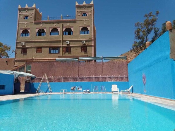 Piscine extérieure, parasols de plage
