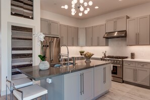 Køleskab, mikrobølgeovn, ovn, kogeplade