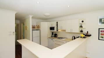 Frigorífico, microondas, placa de cocina y lavavajillas