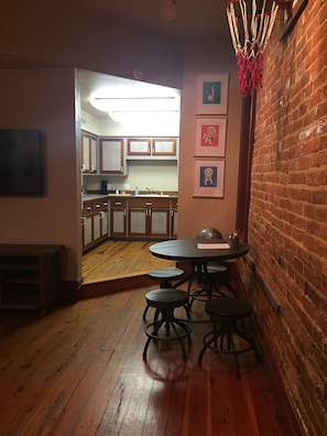 Interior - Night Owl 4N DOWNTOWN (optional paid parking upon request) (Eureka Springs)