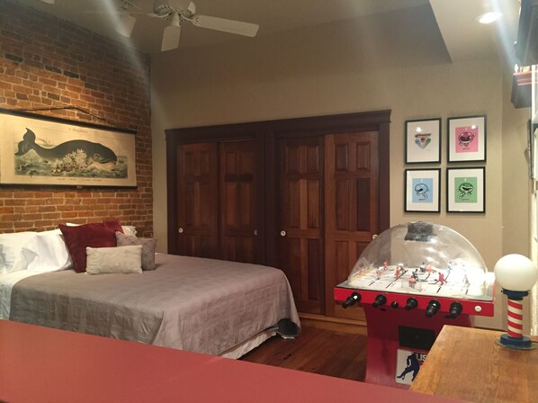 1 slaapkamer, een strijkplank/strijkijzer, gratis wifi, beddengoed