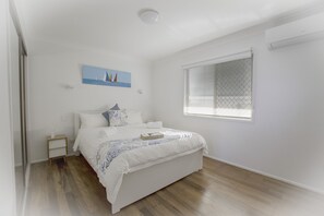 2 soverom, skrivebord, strykejern/-brett og reiseseng for barn