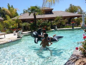 Una piscina al aire libre