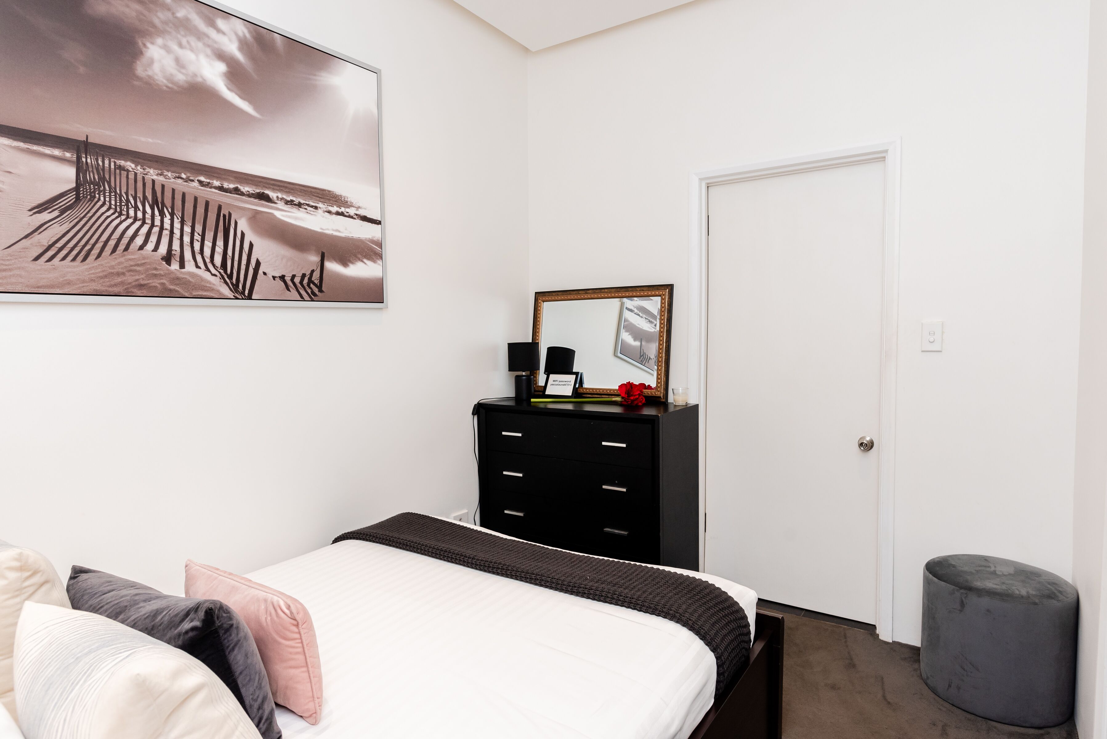 Pet friendly getaway on the edge of the world’s most stunning harbour! — image 27