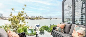 Pet friendly getaway on the edge of the world’s most stunning harbour!