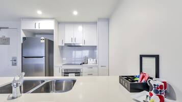 Grand réfrigérateur, micro-ondes, four, plaque de cuisson