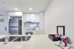 Full-size fridge, microwave, oven, stovetop