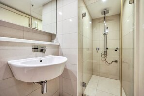 Shower, hair dryer, towels, shampoo - Darwin City Harbour Views-above the Oak Restaurant (Darwin City)
