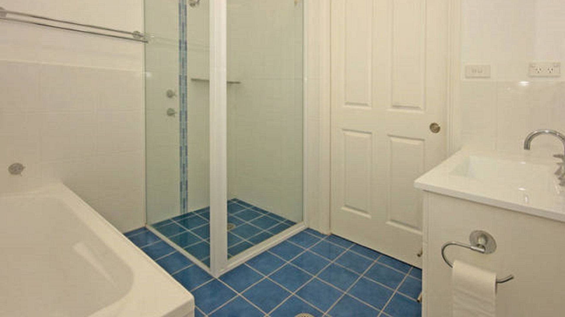 Bathtub, towels, toilet paper