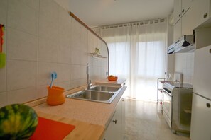 Jääkaappi, mikroaaltouuni, uuni, astianpesukone