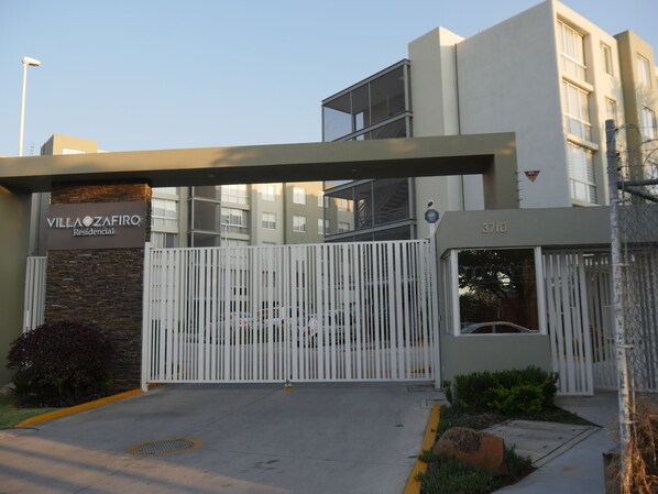 Exterior - Apartamento nuevo con WIFI,alberca,elevador,cerca Zoologico Guadalajara (Guadalajara)