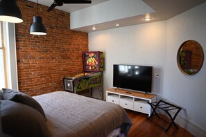 2 bedrooms, iron/ironing board, free WiFi, bed sheets - Night Owl 4S DOWNTOWN! (optional paid parking upon request) (Eureka Springs)